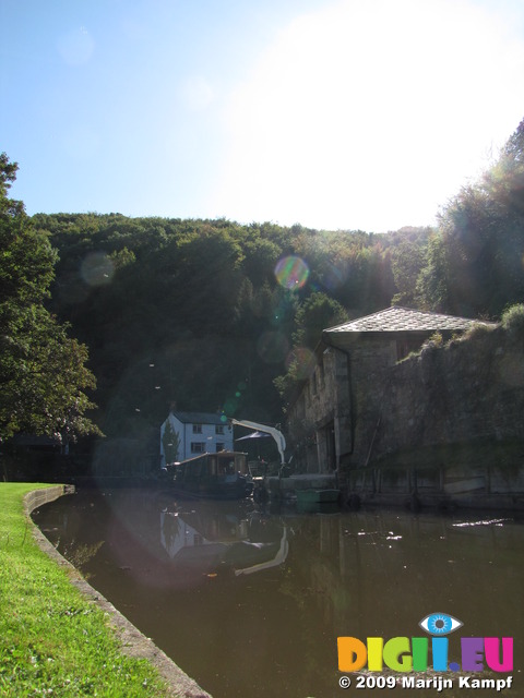 SX09676 Sunlit dock at Llanfoist, Monmouthshire and Brecon Canal